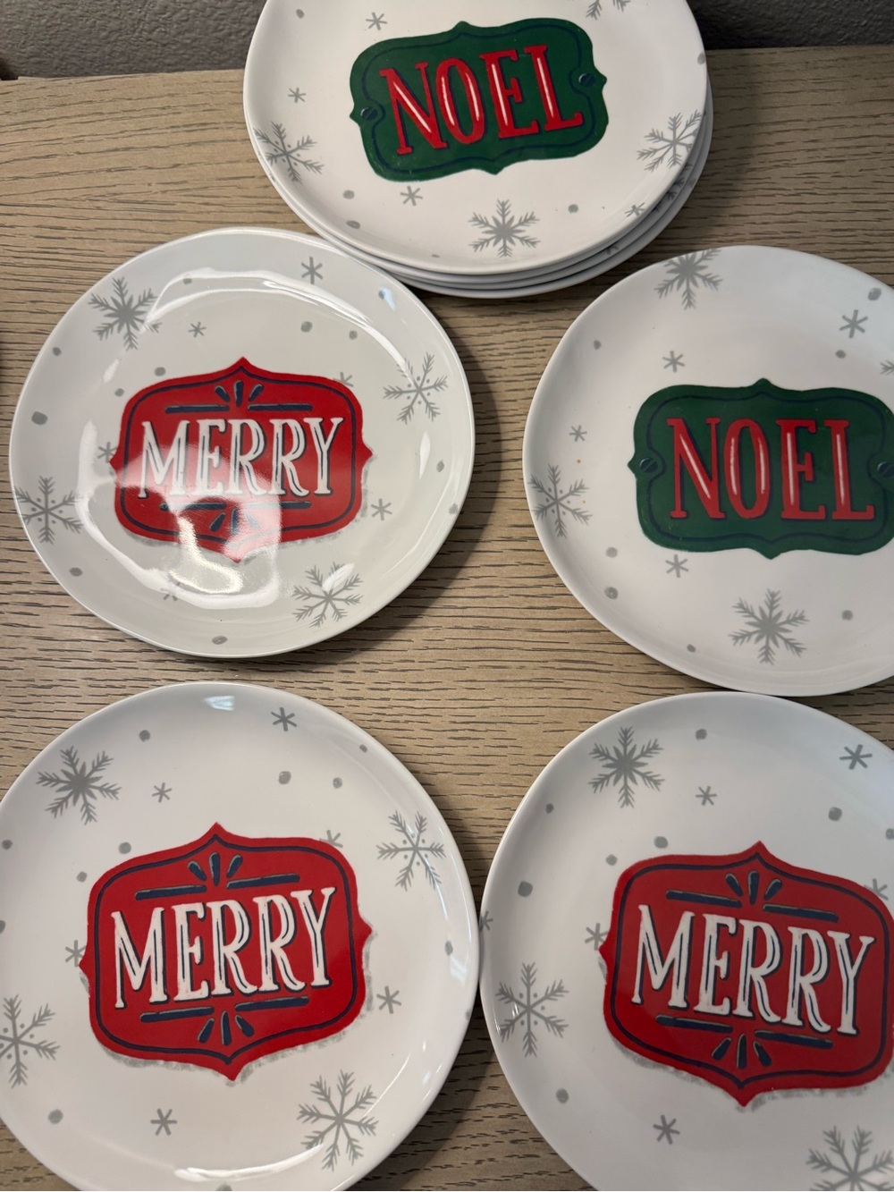 Holiday 'Merry' and 'Noel' Festive Dessert Plates - Red & Green